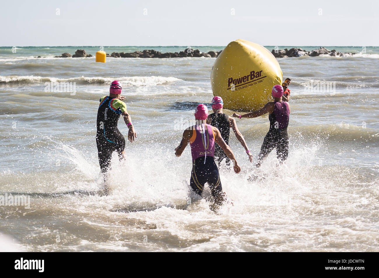 Pescara, Italien - 18. Juni 2017: Start für den Schwimmtest der Sportlerinnen von der Ironman-70.3-Pescara des 18. Juni 2017 Stockfoto