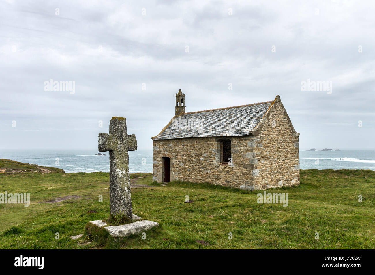 Steinkreuz und die Kapelle von Saint-Samson, Landunvez, Bretagne, Frankreich. Stockfoto