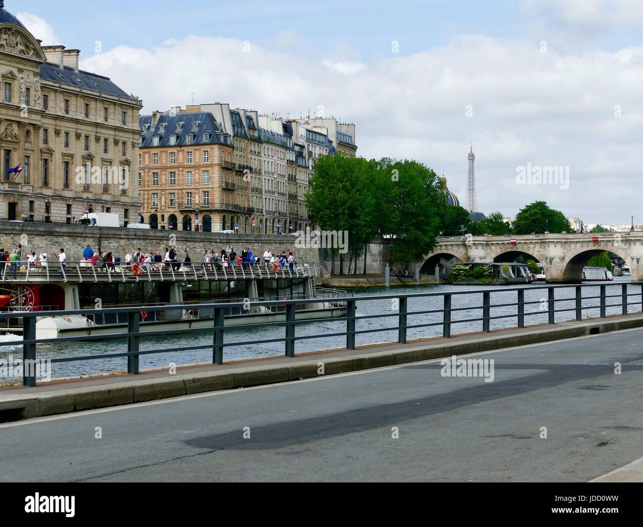 Touristenboot Kreuzfahrt auf Seine letzten Parc Rives de Seine, Paris, Frankreich Stockfoto