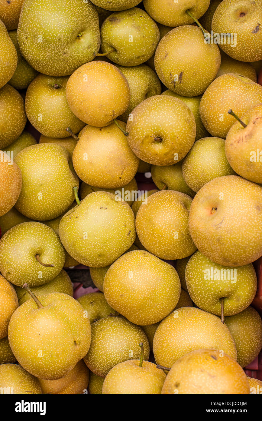 Anzeige von frisch geernteten asiatische Birnen auf dem Bauernmarkt Stockfoto