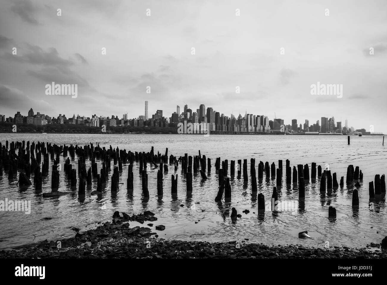 Hudson River mit Manhattan Skyline im Hintergrund Stockfoto