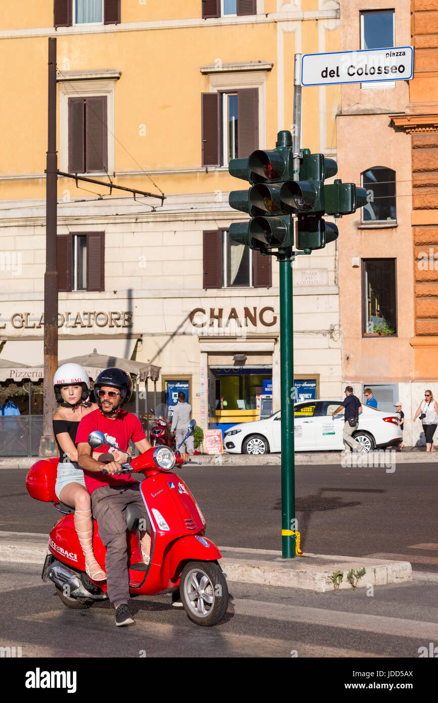 Scooter, Rom, Italien, in der Nähe, Collosseum, rot, Motorroller, Rom, Italien Stockfoto