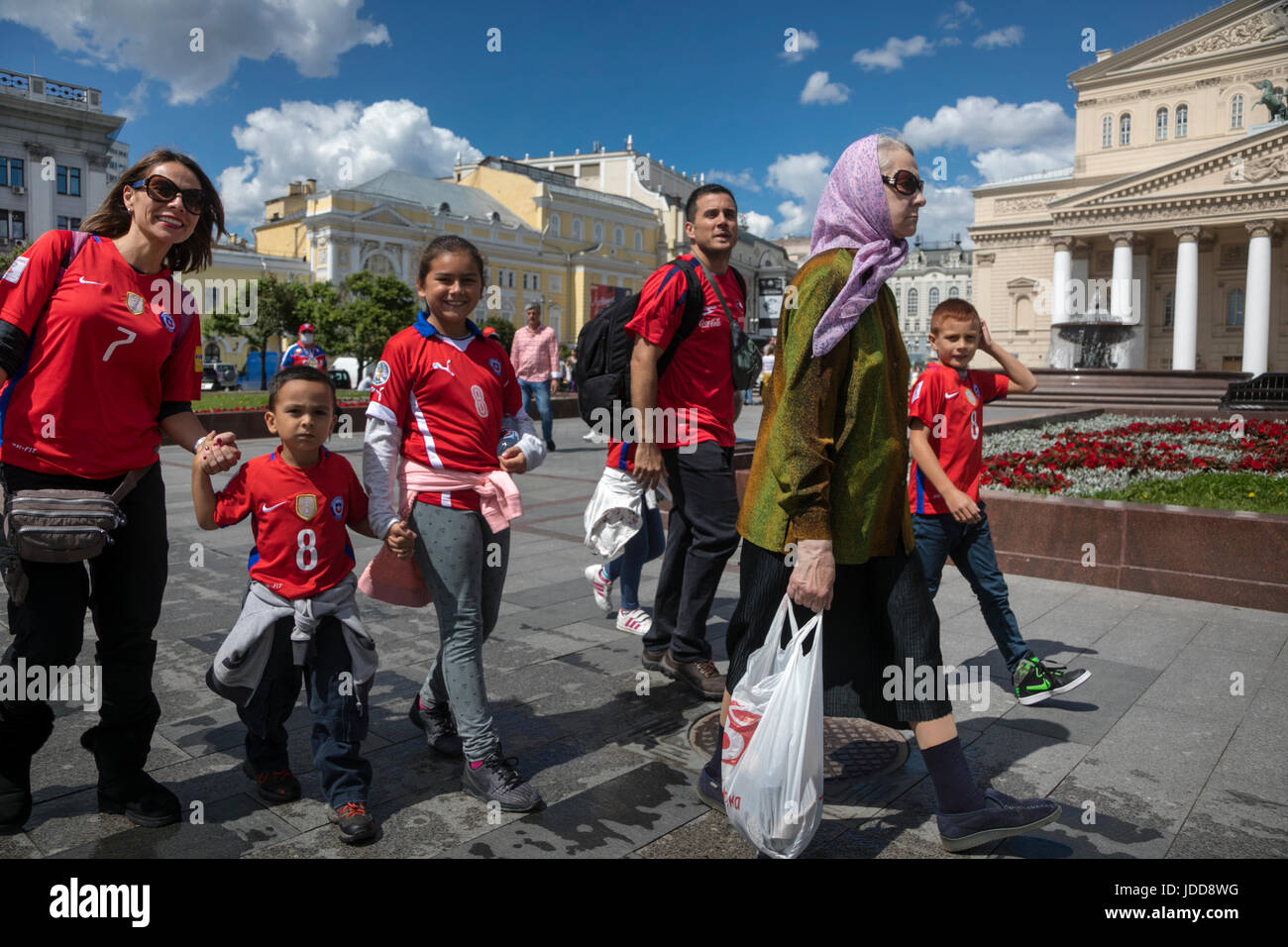 Fans der Fußball-Nationalmannschaft Chiles Fuß im Zentrum von Moskau während der Confederations Cup 2017, Russland Stockfoto