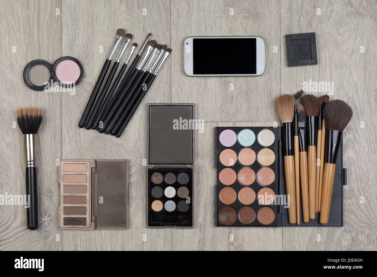 Objekte für Make-up. Draufsicht auf Make-up Accessoires. Verschiedene Objekte auf hölzernen Hintergrund. Stockfoto