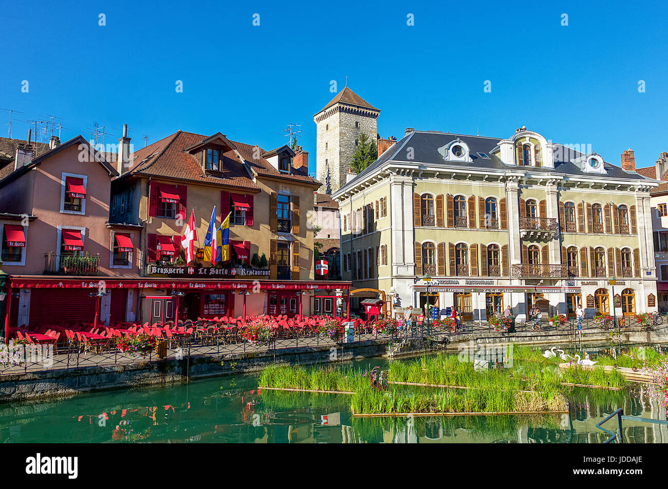 Gebäude entlang der Canal du Thiou, Annecy, Frankreich Stockfoto