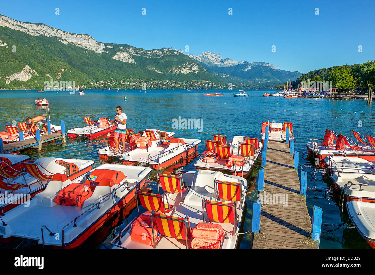 Boote geparkt am Lac d ' Annecy, Annecy, Frankreich Stockfoto