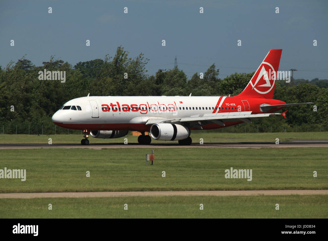 Flughafen London-Stansted, Essex - 10. Juni 2017, AtlasGlobal, Airbus A320, TC-ATK Stockfoto