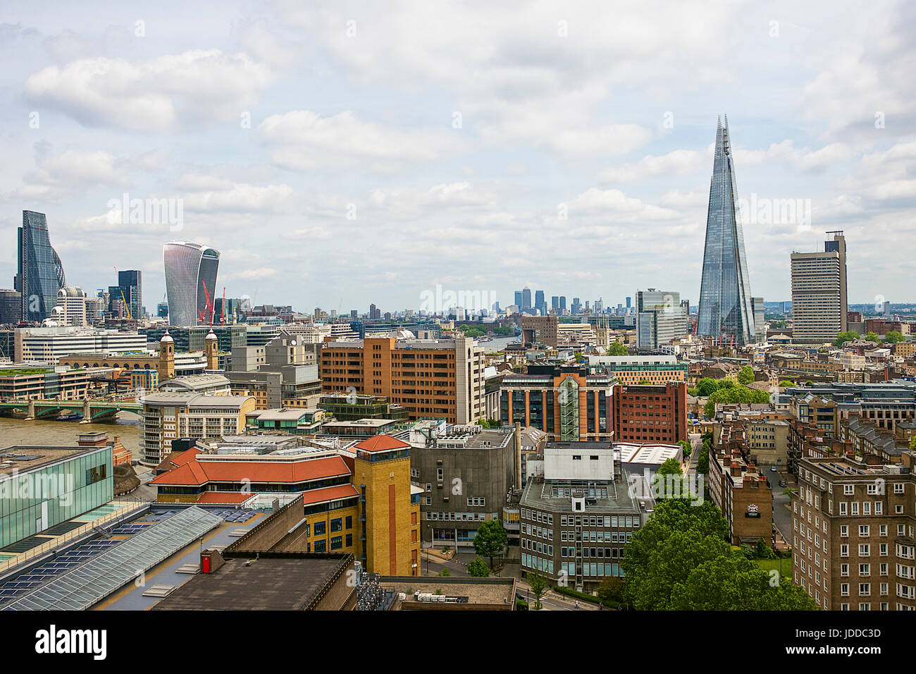 Blick auf die Stadt und die Scherbe von Tate Modern Stockfoto