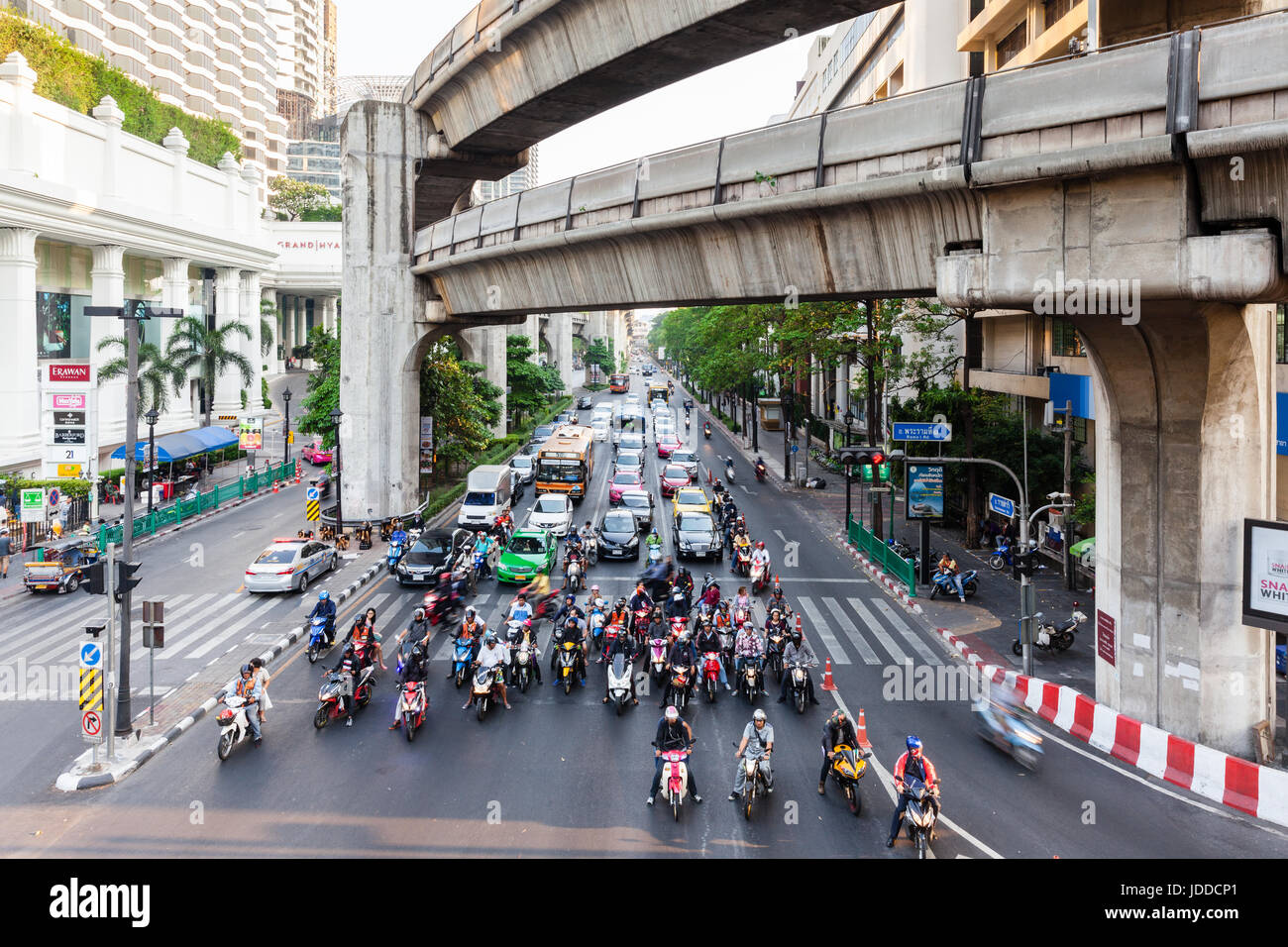 BANGKOK, THAILAND - APRIL 25: Мotorcycles und Autos steht an der Ampel am 25. April 2016 in Bangkok, Thailand. Stockfoto