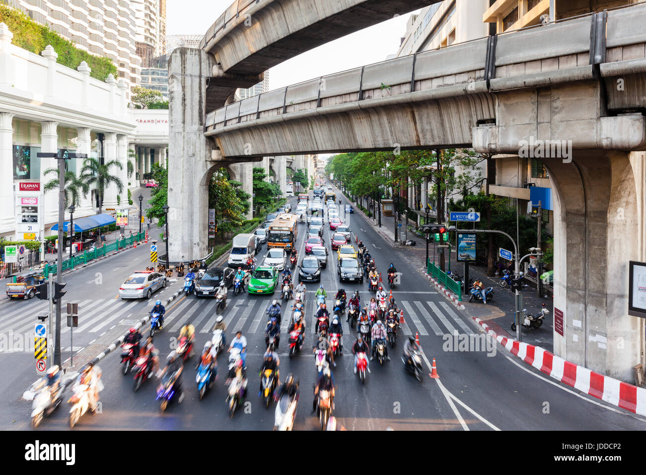 BANGKOK, THAILAND - APRIL 25: Verkehr auf den Straßen von Bangkok am 25. April 2016 in Bangkok, Thailand. Stockfoto