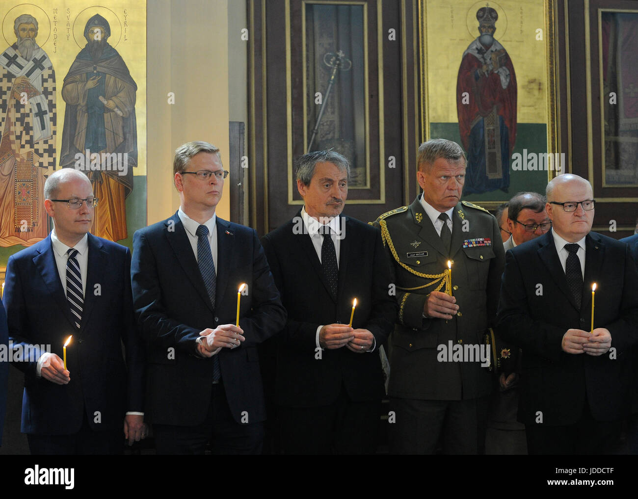 Von links: tschechische Premierminister Bohuslav Sobotka, Tschechische Vizepremier Pavel Belobradek, Tschechische Verteidigungsminister Martin Stropnicky, Tschechische Stabschef Josef Becvar, Tschechische Kulturminister Daniel Herman und anderen Staat und militärische Beamte bezahlt eine Hommage an die tschechoslowakischen Fallschirmjäger, Reinhard Heydrich, Leiter des Reichssicherheitshauptamt und Schauspielerei Reichsprotektor von Böhmen und Mähren, in Prag 1942 getötet, , Tschechien, 18. Juni 2017. Die Festschrift Akt fand in der Heiliger Cyril und Methodius-Kirche in Prag, wo die Fallschirmjäger, die letzten, heroischen Kampf setzen Stockfoto