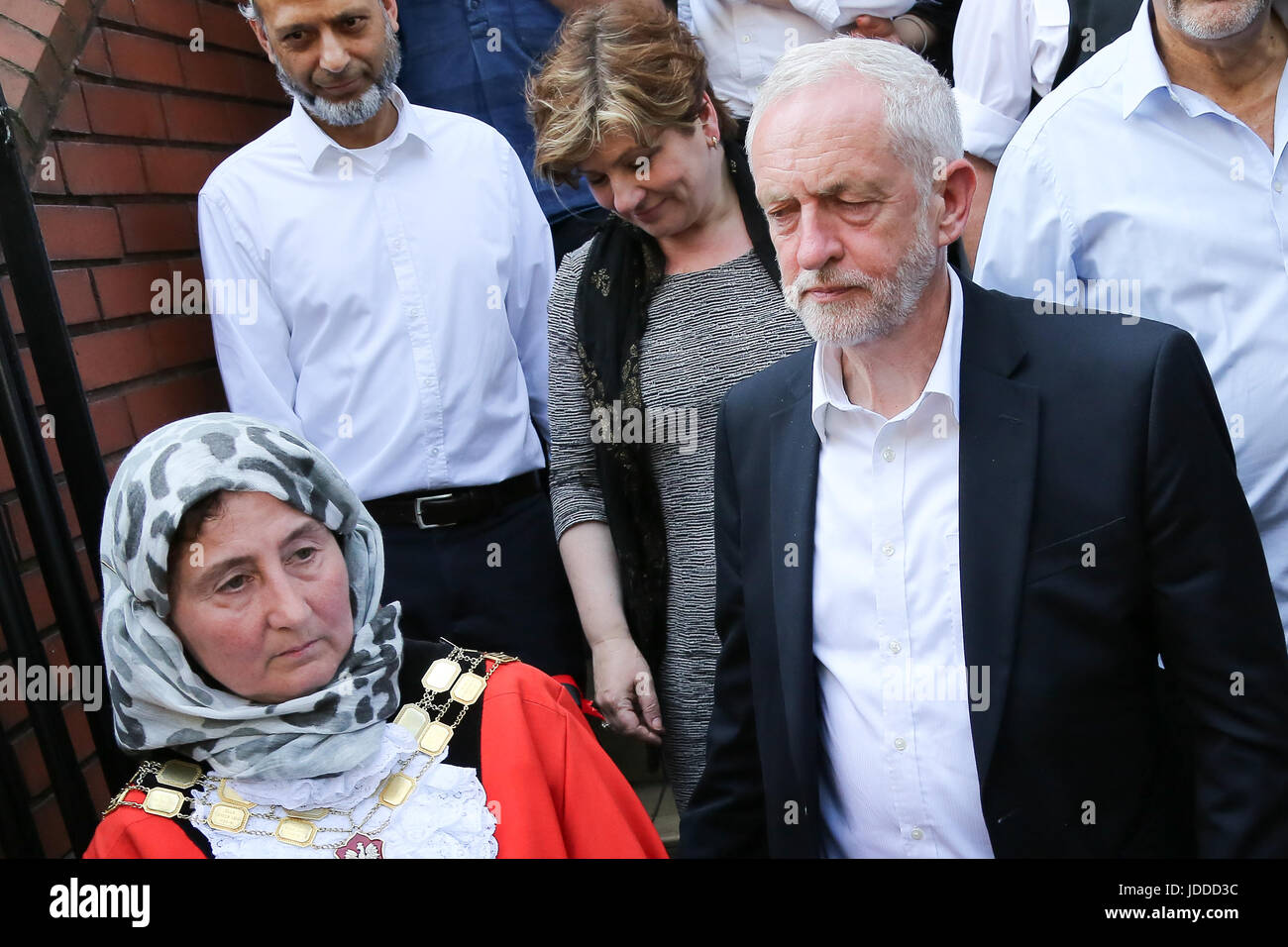 London, UK. 19. Juni 2017. Jeremy Corbyn und Emily Thornberry Schatten Außenminister verlassen Finsbury Park-Moschee, die er regelmäßig besucht. Nach der Metropolitan Police Service reagierte Polizei auf Berichte von einem größeren Vorfall, wo ein Fahrzeug kollidierte, mit Fußgängern in Seven Sisters Road im Norden von London. Eine Person festgenommen wurde, hinzugefügt Polizei. Bildnachweis: Dinendra Haria/Alamy Live-Nachrichten Stockfoto