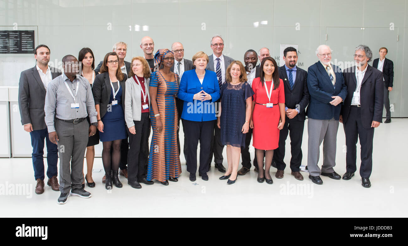 Hamburg, Deutschland. 19. Juni 2017. Bundeskanzlerin Angela Merkel (CDU) mit anderen Teilnehmern auf dem Gipfel von C20 in Hamburg, Deutschland, 19. Juni 2017. Die "Civil20" (C20) Konferenz bringt zivilgesellschaftlichen Organisationen und NGOs aus den 20 größten Volkswirtschaften der Welt. Merkel ist der derzeitige Präsident der G20-Gruppe und ist Gastgeber des G20-Gipfels in Hamburg zwischen der 7. und 8. Juli 2017. Foto: Daniel Bockwoldt/Dpa/Alamy Live News Stockfoto