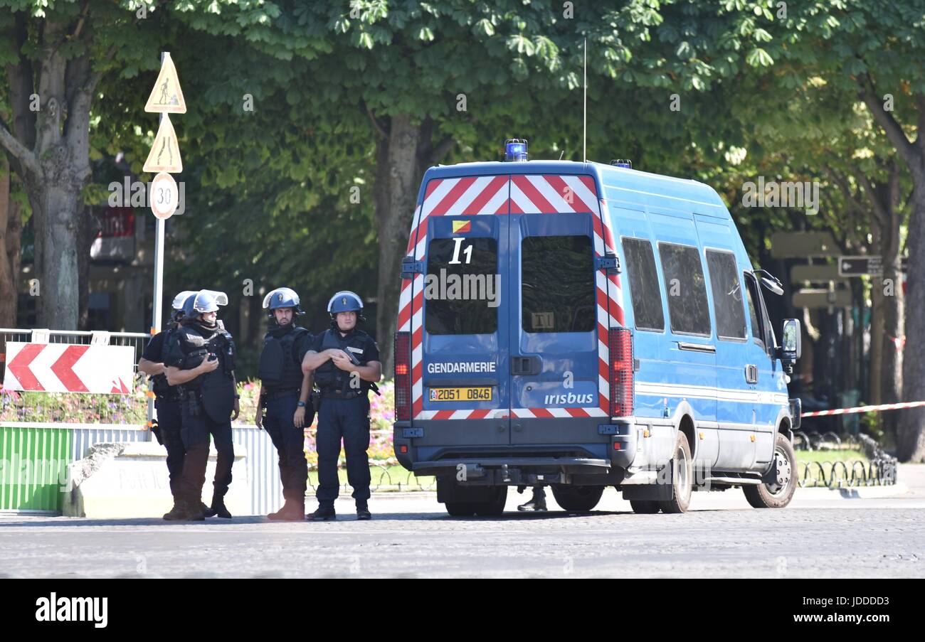 Paris. 19. Juni 2017. Polizisten patrouillieren in der Nähe der Champs-Elysées am 19. Juni 2017 in Paris, Frankreich. Ein Auto in einen Polizeiwagen gerammt Montag auf der Champs-Elysées in Paris vor platzen in Flammen, französische Innenminister Gérard Collomb, sagte. Bildnachweis: Li Genxing/Xinhua/Alamy Live-Nachrichten Stockfoto