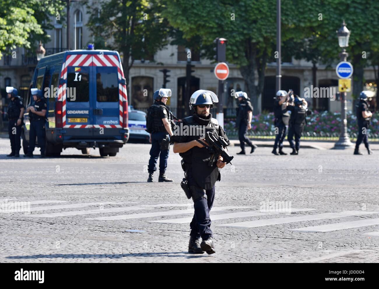 Paris. 19. Juni 2017. Polizisten patrouillieren in der Nähe der Champs-Elysées am 19. Juni 2017 in Paris, Frankreich. Ein Auto in einen Polizeiwagen gerammt Montag auf der Champs-Elysées in Paris vor platzen in Flammen, französische Innenminister Gérard Collomb, sagte. Bildnachweis: Li Genxing/Xinhua/Alamy Live-Nachrichten Stockfoto