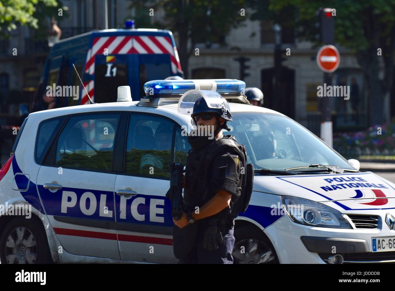 Paris. 19. Juni 2017. Polizisten patrouillieren in der Nähe der Champs-Elysées am 19. Juni 2017 in Paris, Frankreich. Ein Auto in einen Polizeiwagen gerammt Montag auf der Champs-Elysées in Paris vor platzen in Flammen, französische Innenminister Gérard Collomb, sagte. Bildnachweis: Li Genxing/Xinhua/Alamy Live-Nachrichten Stockfoto