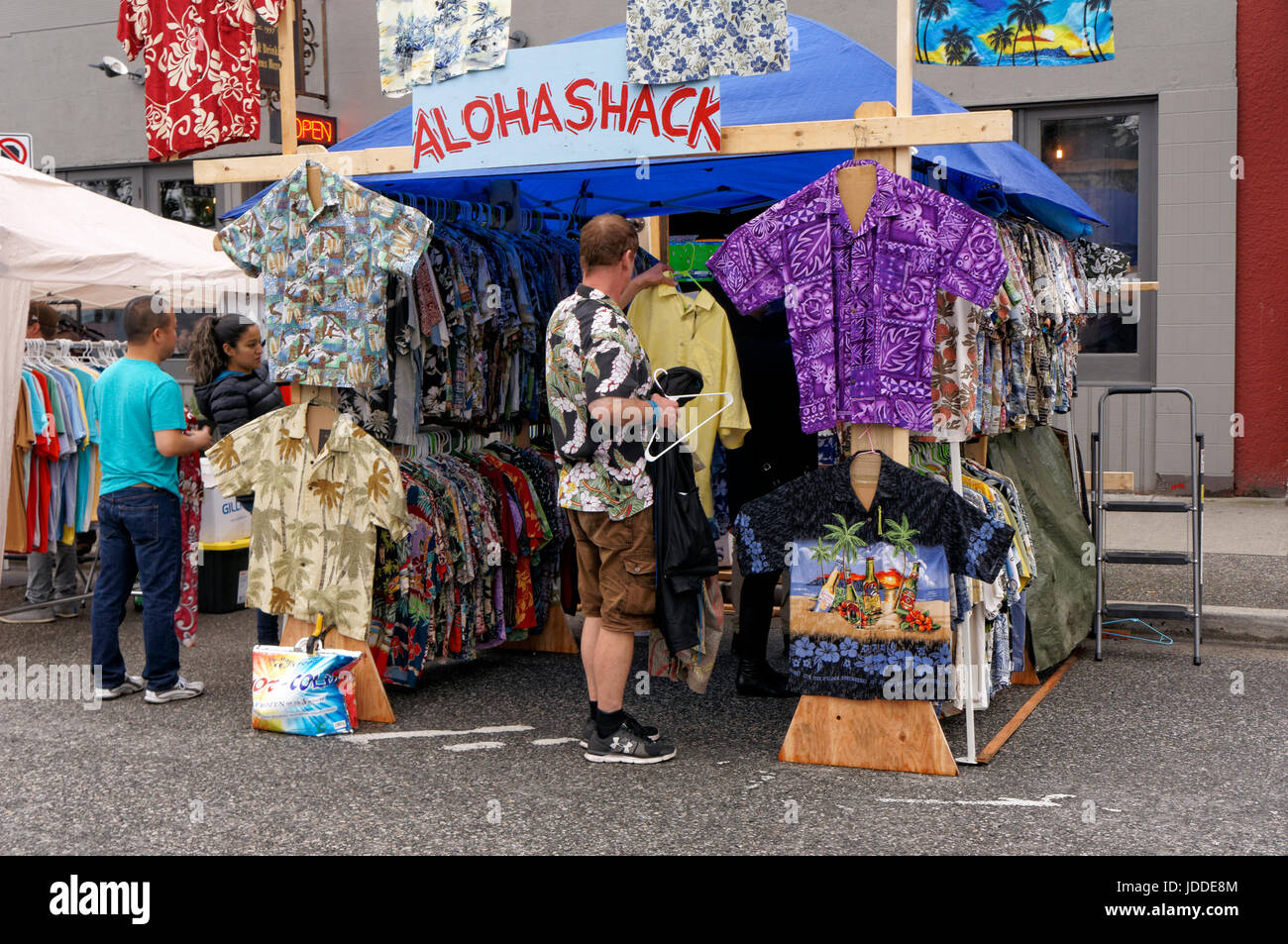 Menschen Browsen mit bunten Hawaii-hemden während der Autofreie Tag 2017 feiern auf der Main Street in Vancouver, British Columbia, Kanada. Stockfoto