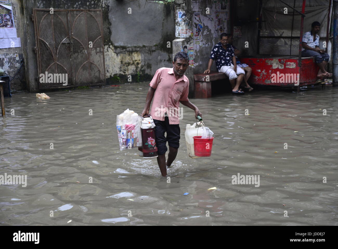 Dhaka, Bangladesch. 19. Juni 2017. Bürgerinnen und Bürger zu Fuß durch die überfluteten Straßen von Dhaka nach heftigen Regenfällen verursacht fast-Stillstand, auf June19, 2015. Nach schweren Monsun überflutet Regenfälle verursacht die meisten des Bereichs in der Hauptstadt Dhaka in Bangladesch. Straßen wurden teilweise unter Wasser machen Reisen gefährlich. Eine Reihe von Fahrradrikschas hob im Wasser. Bildnachweis: Mamunur Rashid/Alamy Live-Nachrichten Stockfoto