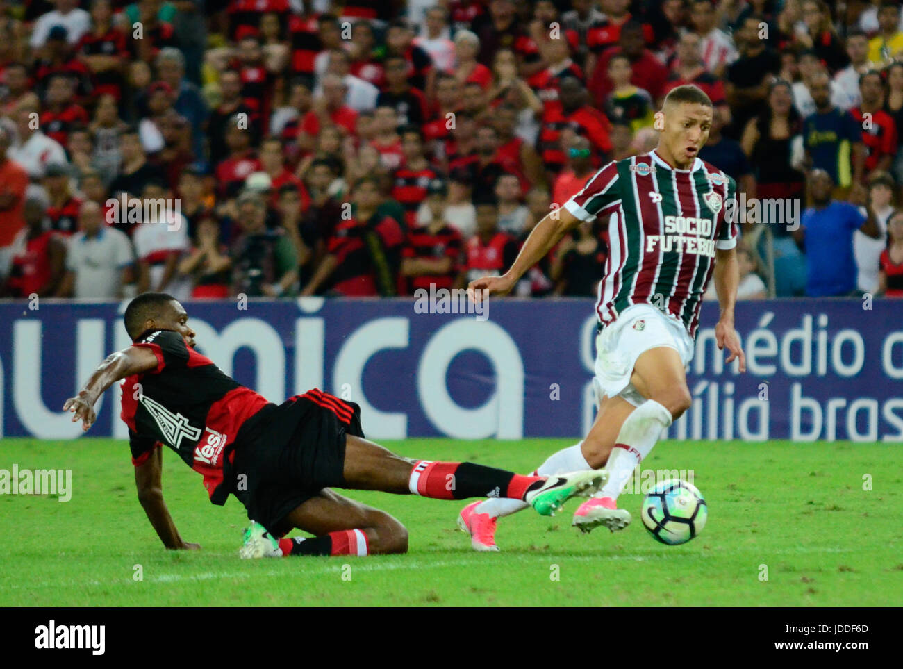 RIO DE JANEIRO, RJ, 18.06.2017 – FLUMINENSE-FLAMENGO-Atacante Richarlison Do Fluminense Sofre Penalti, Durante Confronto Pela Oitava Rodada Primeiro Turno, Válido Pelo Campeonato Brasileiro 2017 keine Estádio do Maracanã, Zona Norte da Cidade Rio De Janeiro, Na Tarde Deste Domingo (18). (FOTO: FOTOPRESSE JAYSON BRAGA/BRASILIEN) Stockfoto