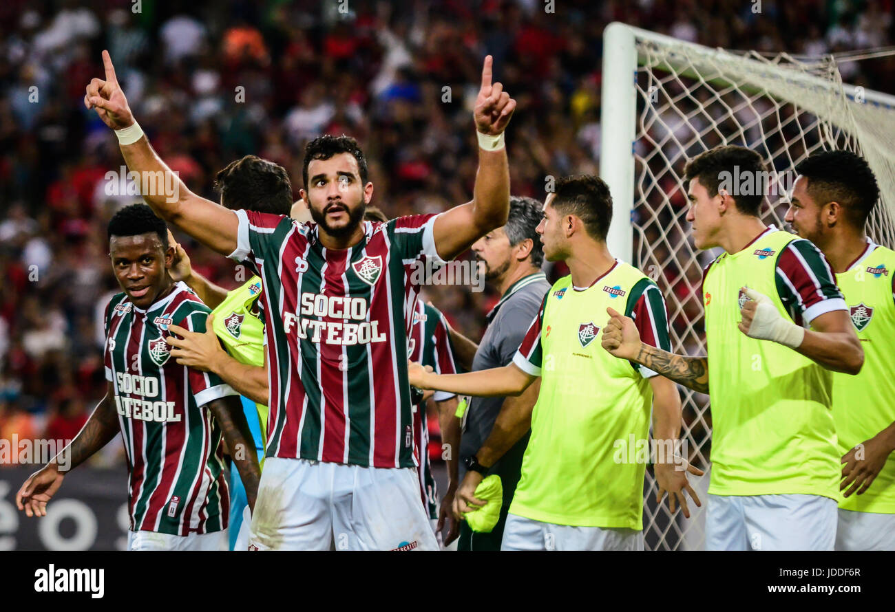 RIO DE JANEIRO, RJ, 18.06.2017 – FLUMINENSE-FLAMENGO-Atacante Henrique Dourado Comemora o Segundo Gol, Após Cobrança de Penalti, Durante Confronto Pela Oitava Rodada Primeiro Turno Válido Pelo Campeonato Brasileiro 2017 keine Estádio do Maracanã, Zona Norte da Cidade Rio De Janeiro, Na Tarde Deste Domingo (18). (FOTO: FOTOPRESSE JAYSON BRAGA/BRASILIEN) Stockfoto