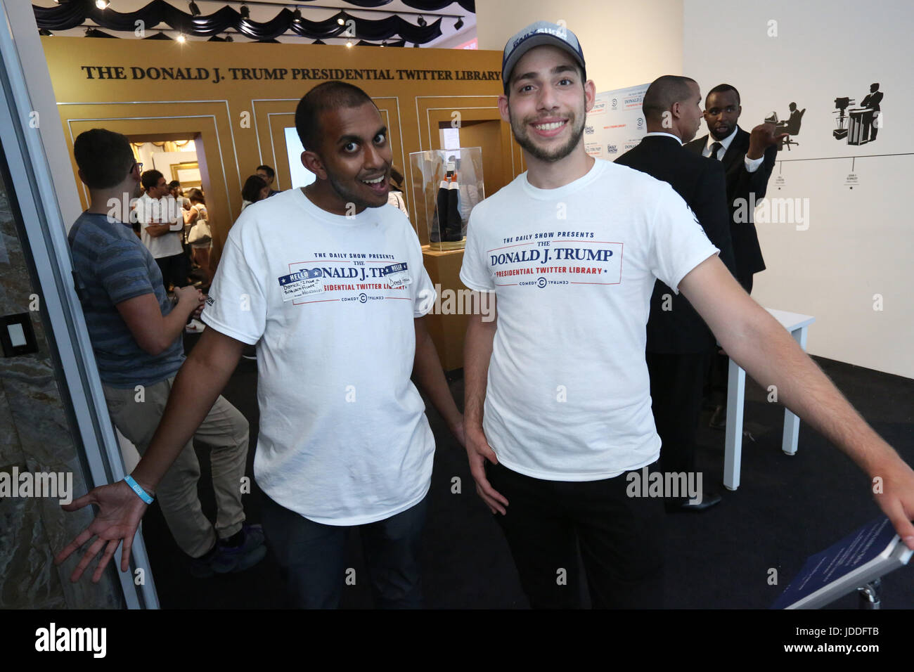 New York, USA. 18. Juni 2017. Komödie Zentrale Markenbotschafter Derrick Hossain (L) und Yoni Zoldan posieren auf The Daily Show Donald J. Trump Twitter Präsidentenbibliothek auf West 57th Street in Manhattan am letzten Tag der dreitägigen Pop-up-Ausstellung am Sonntag, 18. Juni 2017 in New York, USA. Bildnachweis: SEAN DRAKES/Alamy Live-Nachrichten Stockfoto