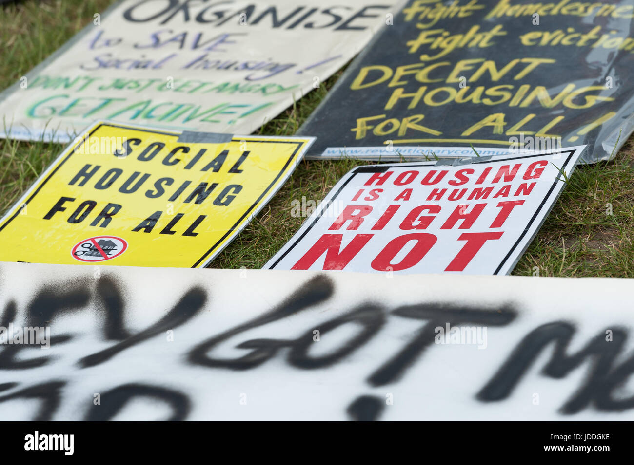 London, UK. 19. Juni 2017. Hunderte von Menschen versammeln sich in Parliament Square, ein Denkmal und zahlen Tribut an die Opfer des Feuers Grenfell Turm zu schaffen. Die Anzahl der Menschen entweder tot oder fehlt vermutlich tot nach der Tragödie, die Grenfell Turm am Mittwoch, den 14. Juni stattfand, 79 gestiegen. Bildnachweis: Wiktor Szymanowicz/Alamy Live-Nachrichten Stockfoto