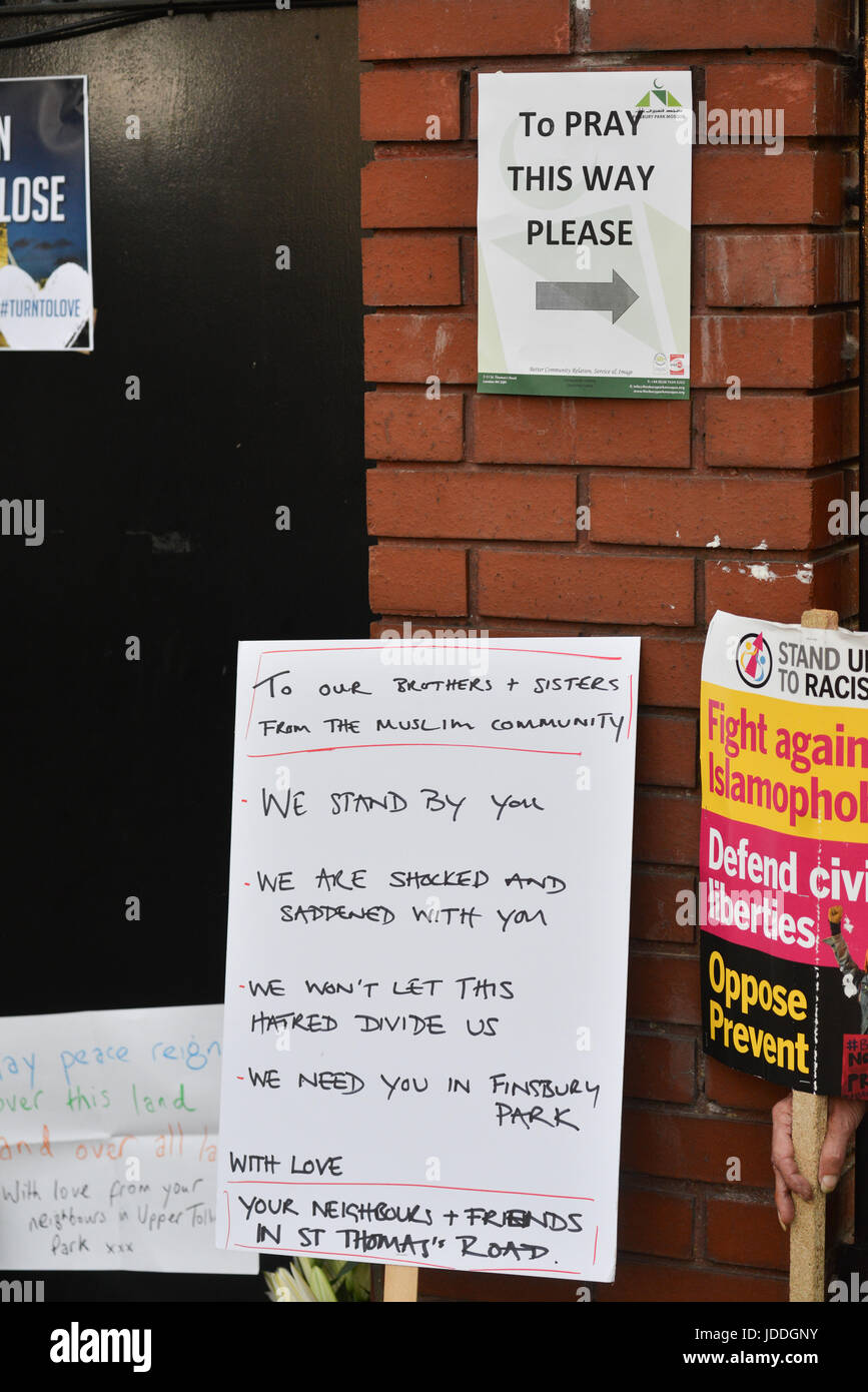 Finsbury Park, London, UK. 19. Juni 2017. Menschen halten eine Mahnwache vor Finsbury Park-Moschee Stockfoto