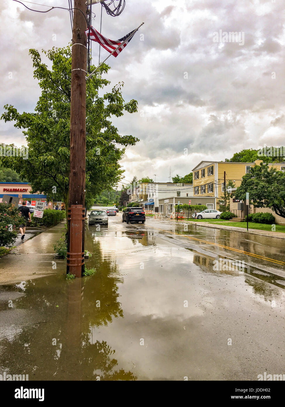 USA Wetter Chappaqua NY 19. Juni 2017: schwere Gewitter mit Starkregen Montagabend Bedingungen weit verbreitet für Sturzfluten in New York-Tri-State-Bereich verursachen. Starke Regenfälle, die ganze Nacht zu erwarten. Stockfoto