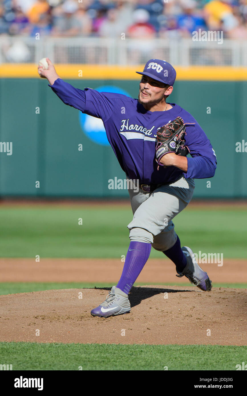 Omaha, NE USA. 18. Juni 2017. TCU Start Krug Jared Janczak #41 wirft einen Pitch in Spiel 4 der 2017 NCAA Men es College World Series zwischen TCU Horned Frogs Vs Florida Gators im TD Ameritrade Park in Omaha, NE. Teilnahme: 23,543.Florida gewann 3-0.Jimmy Hautausschlag/Cal Sport Media/Alamy Live News Stockfoto