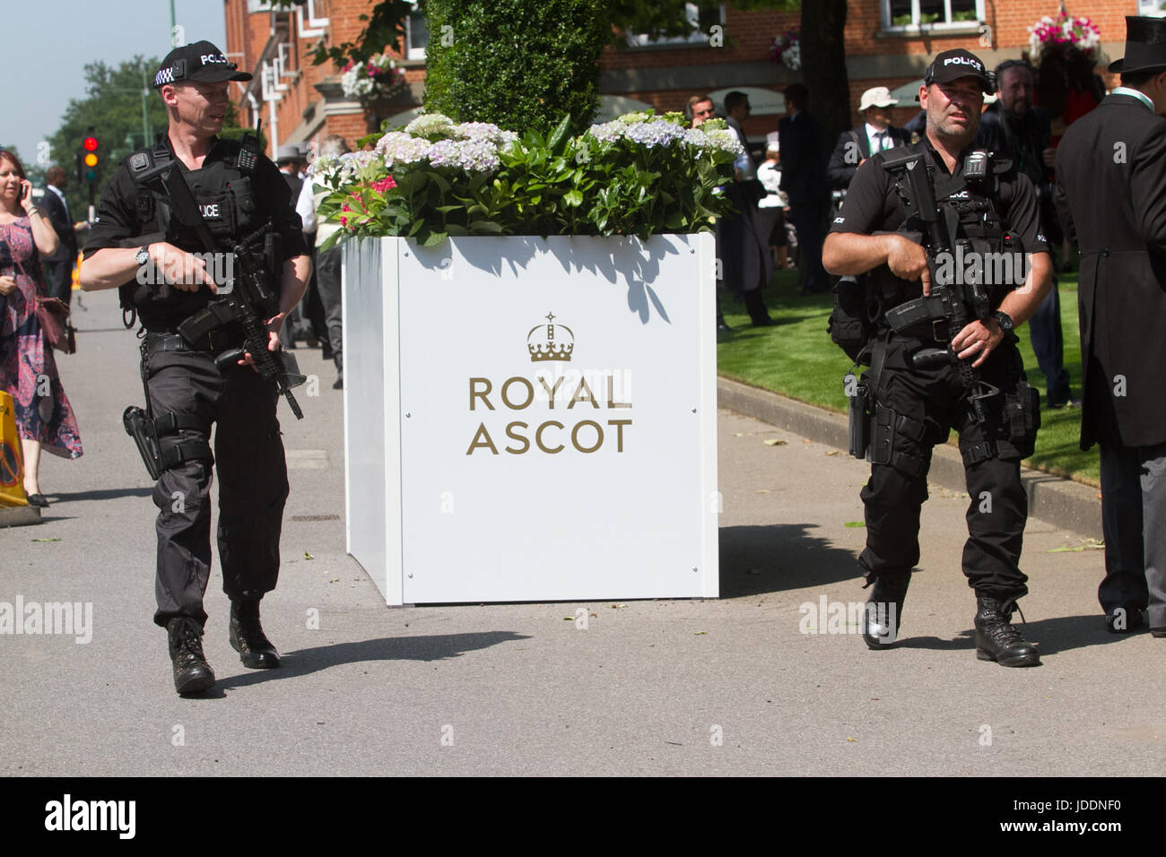 Ascot, Berkshire, UK. 20. Juni 2017. Bewaffnete Polizisten patrouillieren außerhalb der Anlage am ersten Tag für Royal Ascot Credit: Amer Ghazzal/Alamy Live-Nachrichten Stockfoto