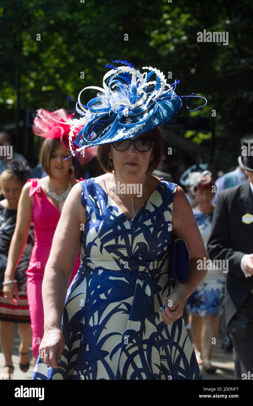 Ascot, Berkshire, UK. 20. Juni 2017. Racegoers kommen am ersten Tag für Royal Ascot Credit: Amer Ghazzal/Alamy Live-Nachrichten Stockfoto