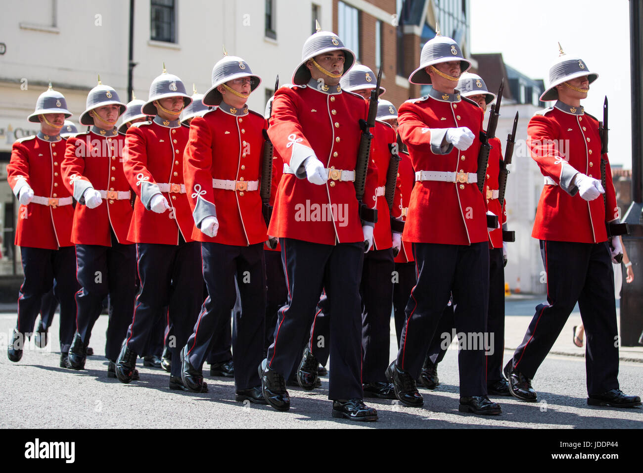 Windsor, UK. 20. Juni 2017. Prinzessin Patricias Canadian Light Infantry ändern die Wache in Windsor Castle, die Royal Canadian Artillery Band vorangestellt. Zeremonielle Aufgaben als Königinnenwache übernommen haben, werden sie die offiziellen königlichen Residenzen bis zum 3. Juli bewachen. Prinzessin Patricias Canadian Light Infantry ist eines der drei regelmäßige Kraft-Infanterie-Regimenter in der kanadischen Armee. Bildnachweis: Mark Kerrison/Alamy Live-Nachrichten Stockfoto