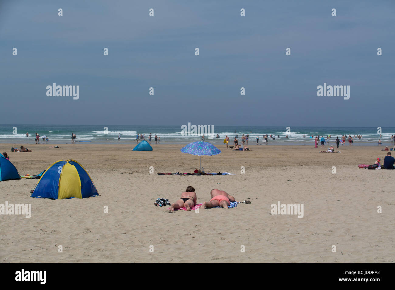 Perranporth, Cornwall, UK. 20. Juni 2017. Großbritannien Wetter. Der Parkplatz war voll am Strand von Perranporth heute als Urlauber und Einheimische, die heute am meisten von der heißen Sonne in Cornwall. Bildnachweis: Cwallpix/Alamy Live-Nachrichten Stockfoto