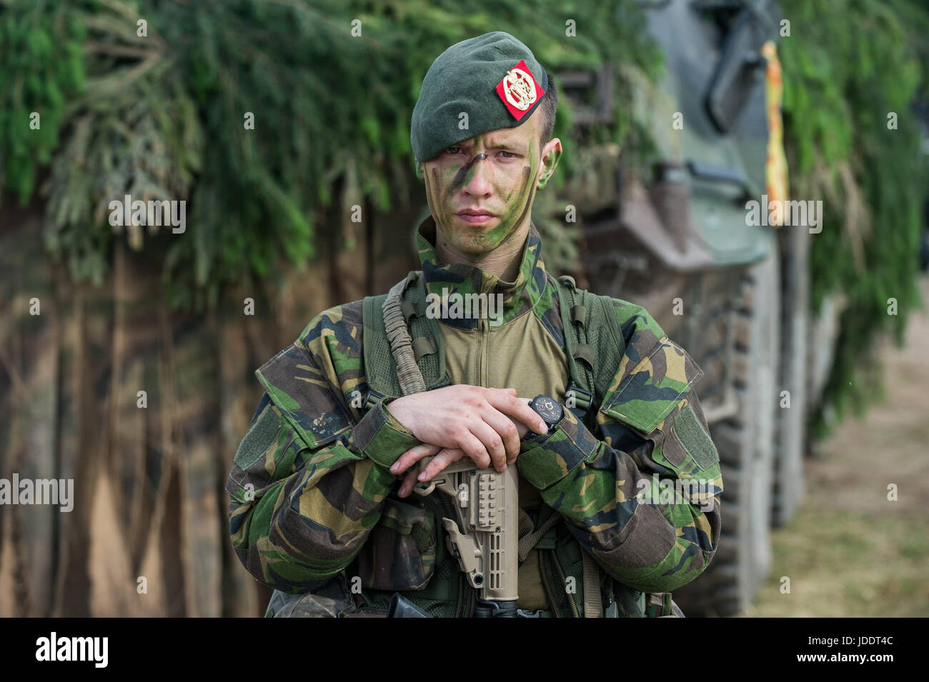 Bezirk Jonava, Litauen. 20. Juni 2017. Ein Soldat posiert für Fotos bei Tag Medientraining der "Iron Wolf 2017" militärische Übung in Litauen Jonava Bezirk am 20. Juni 2017. Eisen Wolf 2017, Litauen größte multinationale militärische Ausbildung, offiziell findet vom 12. Juni bis 23. Juni, rund 5.300 Soldaten aus zehn NATO-Mitgliedsstaaten zu sammeln. Bildnachweis: Alfredas Pliadis/Xinhua/Alamy Live-Nachrichten Stockfoto