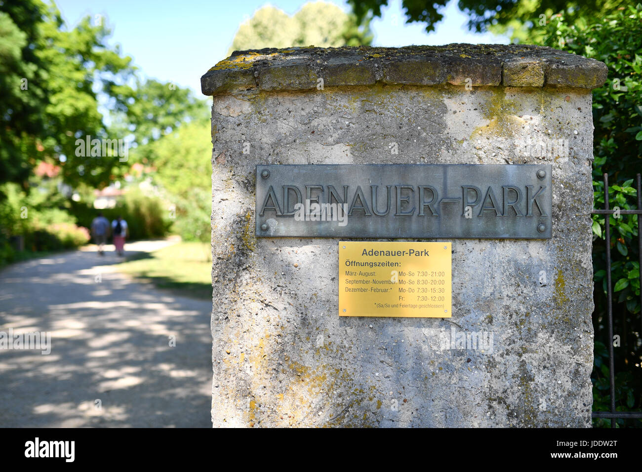 Ein Schild mit der Aufschrift "Adenauerpark" genommen an einem Eingang des Adenauer Parks in Speyer, Deutschland, 19. Juni 2017. Altkanzler Helmut Kohl wird ruhen auf einem Friedhof in Speyer verlegt werden. Die Grundsatzentscheidung, die Kohl mit seiner zweiten Ehefrau Maike Kohl-Ricther stattfand, zeigt Kohls dauerhafte Bindung mit Speyer und der Dom zu Speyer, die er seit seiner Kindheit hatte. Ein provisorisches Datum 01 Juli wurde für einen Europäer festgelegt Trauer Zeremonie in Straßburg für die langjährigen Kanzler und Vorsitzender der CDU. Ein Requiem ist geplant, statt direkt danach in den Dom zu Speyer in th Stockfoto