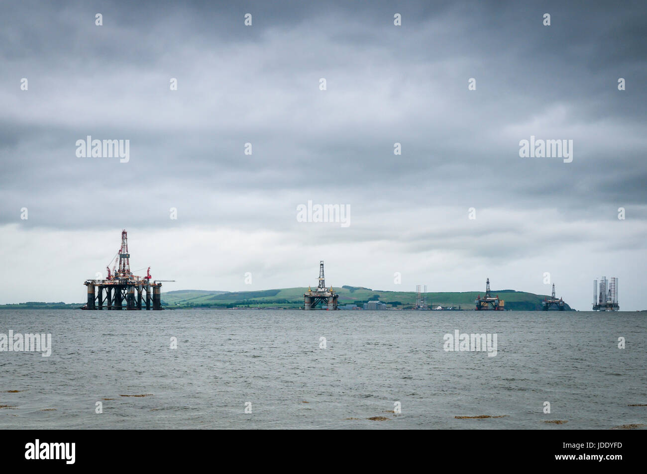 Öl-Bohrinseln/Drilling Plattformen auf dem Cromarty Firth, Schottland, warten auf Reparaturen. Stockfoto