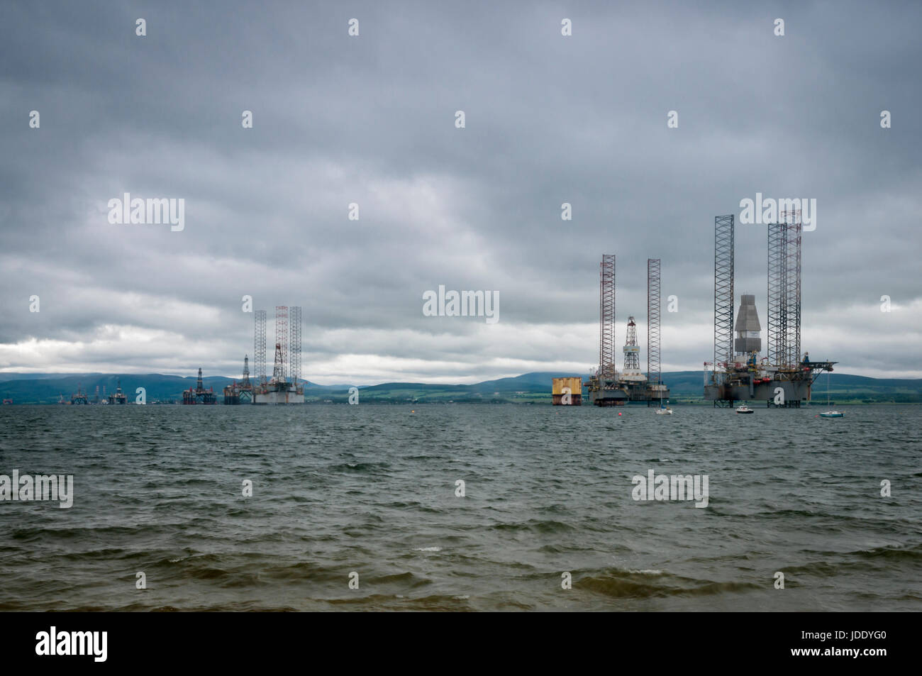 Öl-Bohrinseln/Drilling Plattformen auf dem Cromarty Firth, Schottland, warten auf Reparaturen. Stockfoto