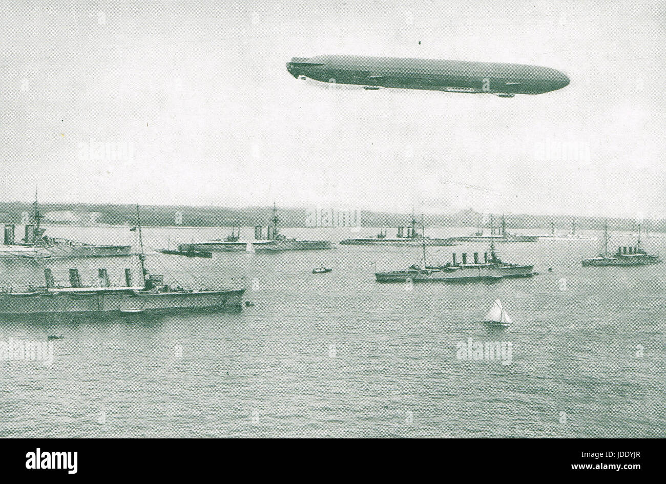 Zeppelin ueber Kriegsschiffe, Nord-Ostsee-Kanal 1914 Stockfoto