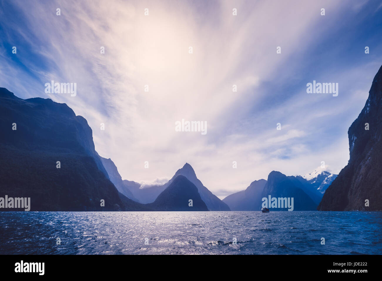 Landschaftsansicht Milford Sound Felsen und Berge in kalten Blauton, Neuseeland Stockfoto