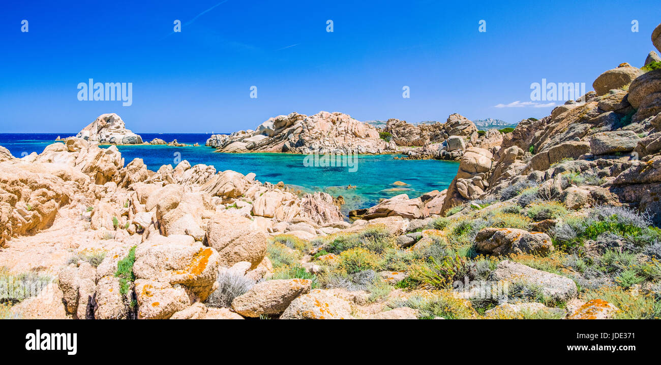 Felsen am azurblauen Meerwasser, Küste der Insel La Maddalena, Sardinien, Italien. Stockfoto
