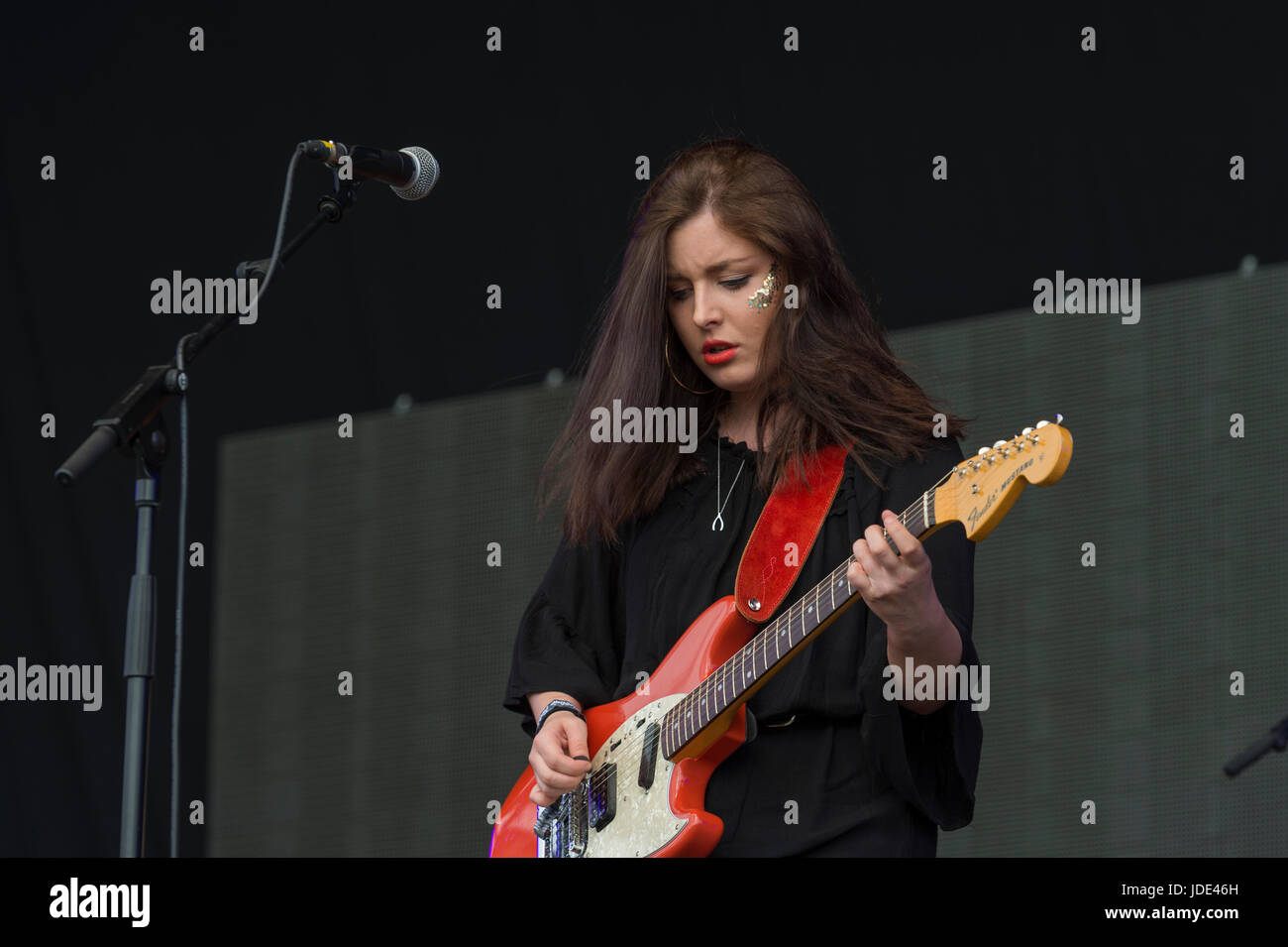 Thornhill, Schottland, UK - 27. August 2016: Hannah Van Thompson von der schottischen Band, The Van T, die live auf der Hauptbühne von elektrischen Feldern Stockfoto