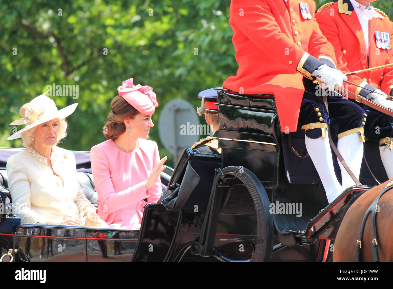 Die Farbe, London, England - 17. Juni 2017: Prinz Harry, Kate Middleton und Camilla Parker Bowles in einer offenen Kutsche, die Farbe 2017 für die Königinnen, die offiziellen Geburtstag, London, UK. Foto, Foto, Bild, Bild drücken Sie Stockfoto