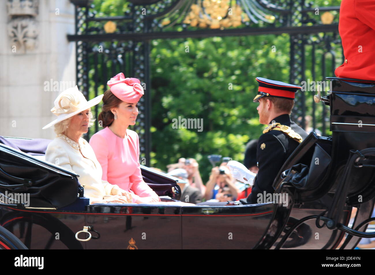 Die Farbe, London, England - 17. Juni 2017: Prinz Harry, Kate Middleton und Camilla Parker Bowles in einer offenen Kutsche, die Farbe 2017 für die Königinnen, die offiziellen Geburtstag, London, UK. Foto, Foto, Bild, Bild drücken Sie Stockfoto