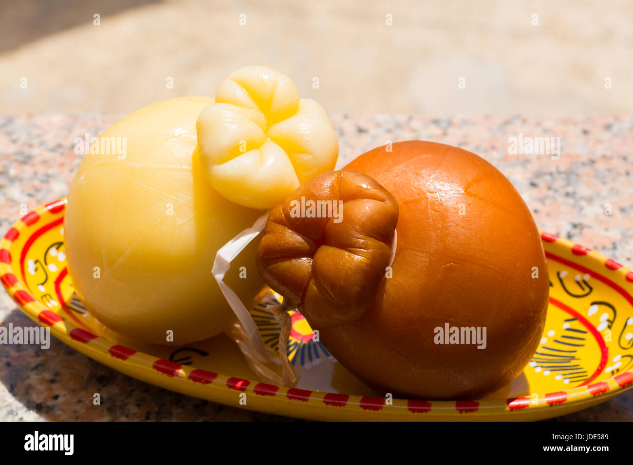 Traditionelle italienische Hartkäse Provolone Caciocavallo, weißen und rauchte, bereit, Essen Stockfoto