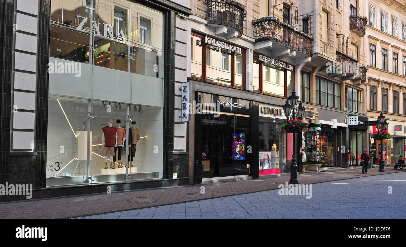 BUDAPEST, Ungarn - Juni 3: Blick auf Bekleidungsgeschäft in Vaci Einkaufsstraße, Budapest am 3. Juni 2016. Stockfoto