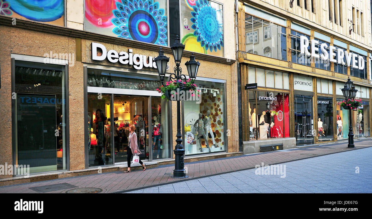 BUDAPEST, Ungarn - Juni 3: Ansicht der Vaci Einkaufsstraße in Budapest Innenstadt am 3. Juni 2016. Stockfoto