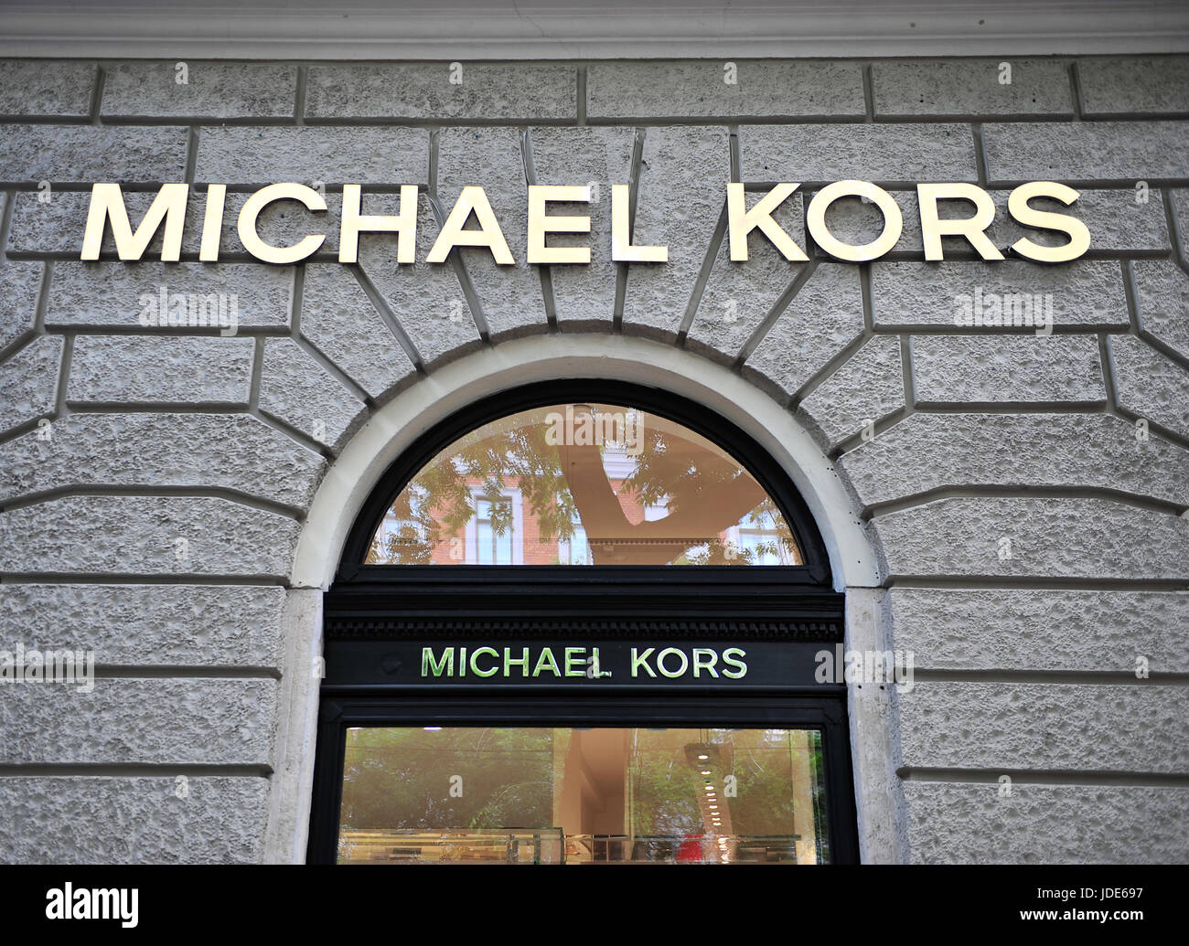 BUDAPEST, Ungarn - Juni 4: Fassade von Michael Kors Flagship-Store in der Straße von Budapest am 4. Juni 2016. Stockfoto BUDAPEST, Ungarn - Juni 4: Fassade von Michael Kors Flagship-Store in der Straße von Budapest am 4. Juni 2016. Stockfoto