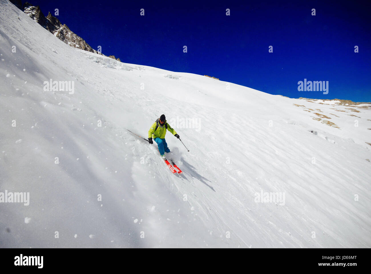 Abseits der Piste auf der Rückseite des Grand Monte, Richtung Argentiere Gletschers Skifahrer Stockfoto