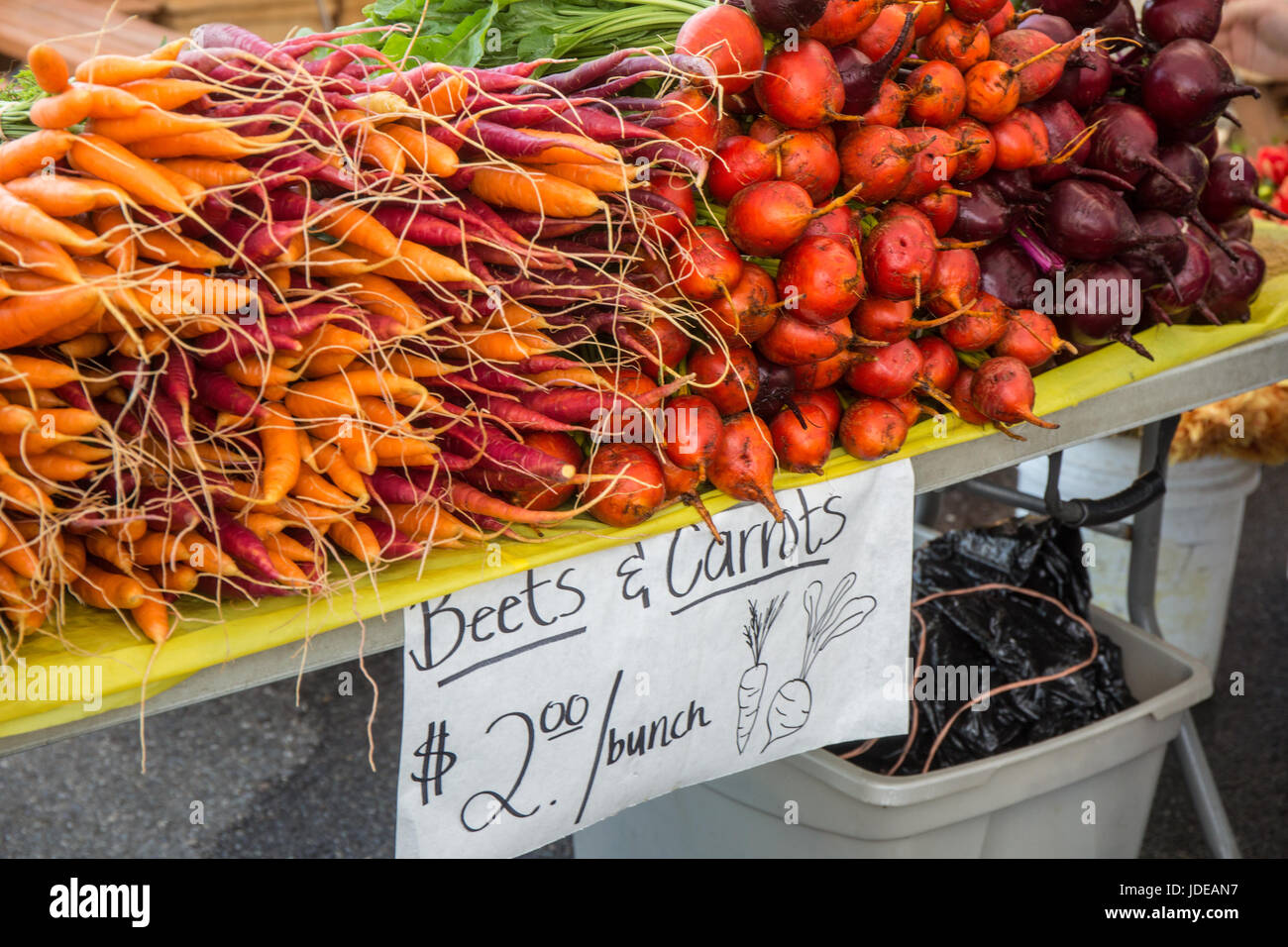 Stapel von Bio rote Rüben und Karotten für Verkauf auf einem Bauernmarkt in Issaquah, Washington, USA Stockfoto