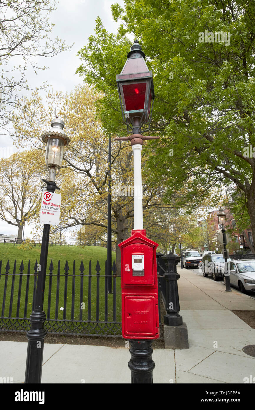 Red Fire Alarm Call Box und alte rot getönt Gas Straßenlaterne Downtown Boston USA Stockfoto